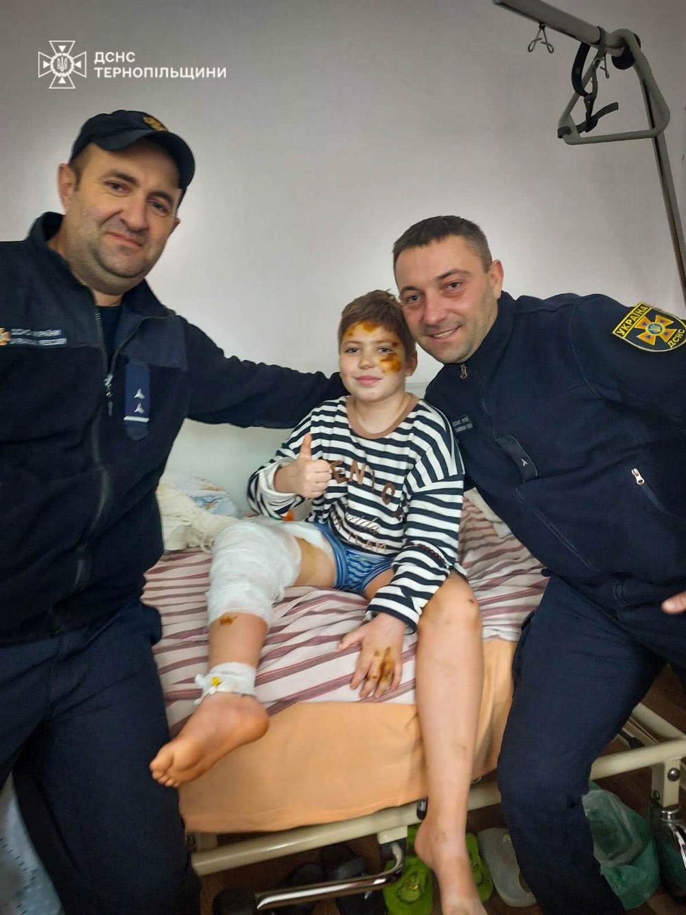 Після вибуху впав з 9 поверху на 7: у Тернополі рятувальники відвідали у лікарні хлопчика, якого змогли дістати живим з-під уламків (фото)