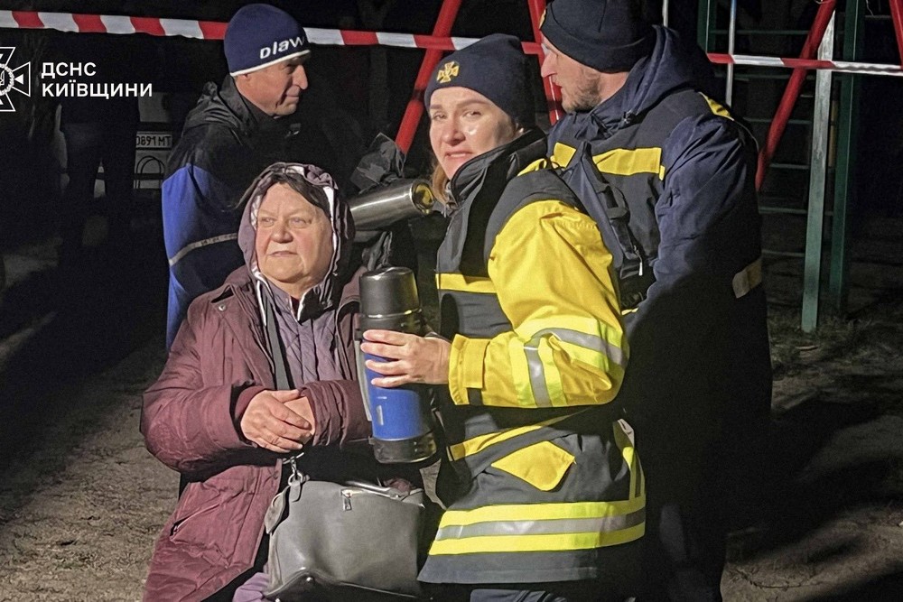 Є жертва і багато постраждалих: сталося влучання у багатоповерхівку у Вишгороді (відео)