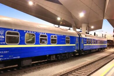 Через атаку на залізницю на сході України змінюють рух та затримуються потяги – деталі