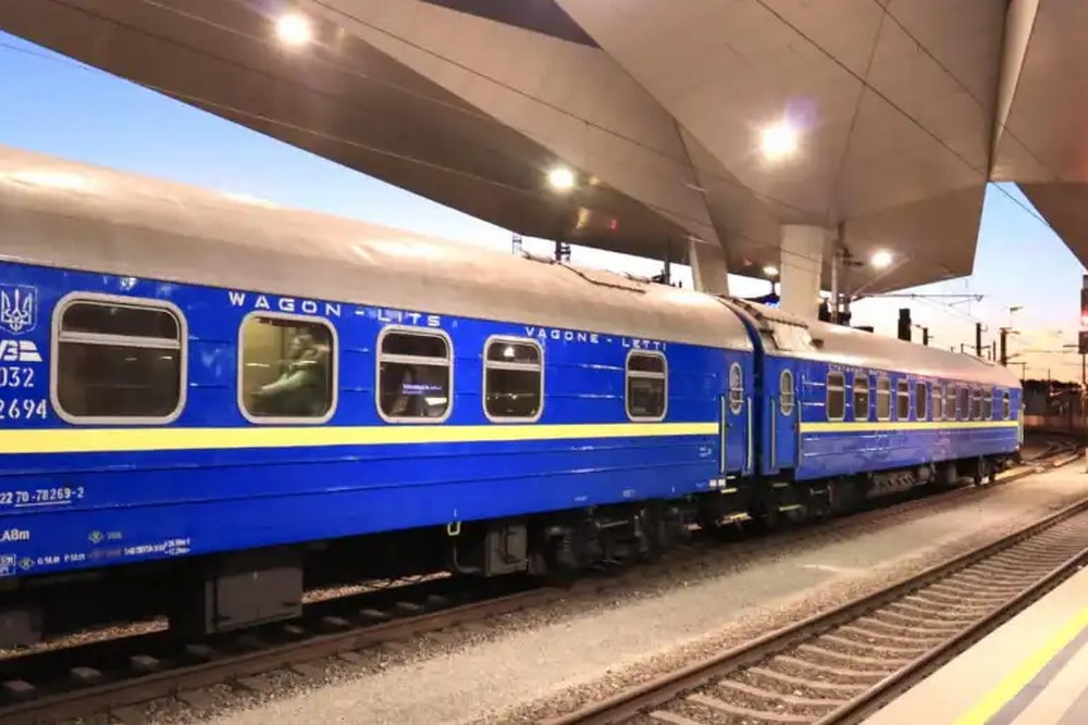 Через атаку на залізницю на сході України змінюють рух та затримуються потяги – деталі