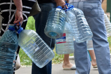 Окупанти вчать жителів, як “правильно” стояти в чергах за водою у Донецьку – ЦНС