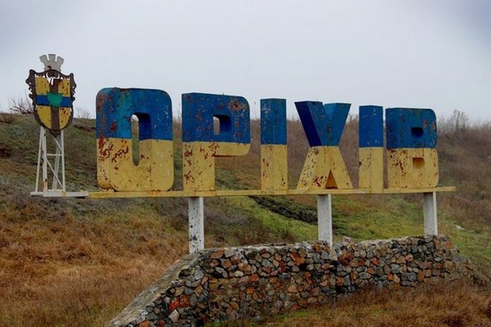 Вбито комунальника, постраждало подружжя: окупанти скинули бомби на Оріхів 1 Вбито комунальника, постраждало подружжя: окупанти скинули бомби на Оріхів Окупанти скинули бомби на Оріхів 7 листопада. Є загиблий і поранені.