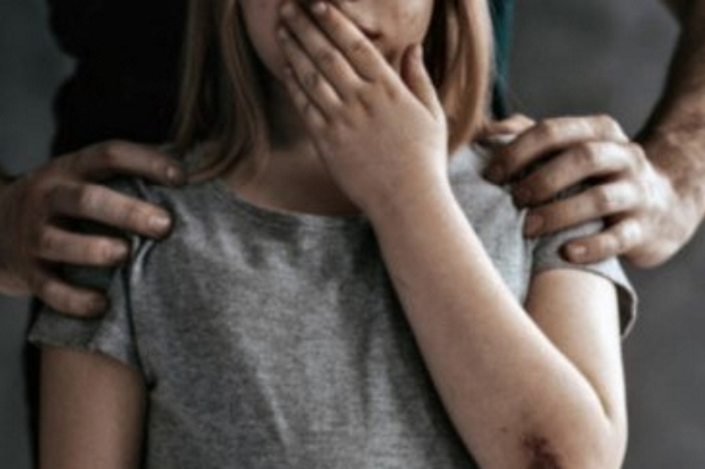 Вихователь будинку сімейного типу на Херсонщині ґвалтував та розбещував 7 підопічних дівчат - його судитимуть