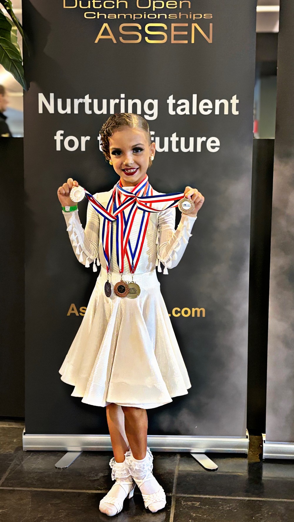 7-річна українка стала дворазовою віце-чемпіонкою світу зі спортивних бальних танців! 7-річна українка стала дворазовою віце-чемпіонкою світу зі спортивних бальних танців!