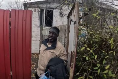 Серед евакуйованих громадянин Танзанії, який працював учителем у школі: «Білі Янголи» під обстрілами вивозять людей з Куп’янщини (відео)