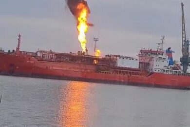 Внаслідок атаки РФ загорівся корабель: евакуювали ціле село у Румунії (відео)