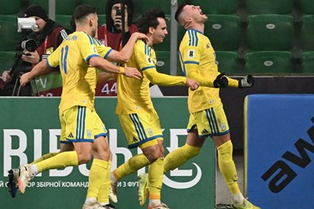 Збірна України з футболу пробилася у плейоф відбору ЧС-2026, обігравши Ісландію 1 Збірна України з футболу пробилася у плейоф відбору ЧС-2026, обігравши Ісландію