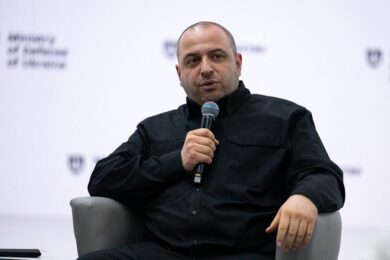 Щоб розблокувати процес обмінів полоненими – Умєров прилетів у Стамбул