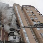 Могла вибухнути зарядна станція – у центрі Києва спалахнула пожежа у квартирі багатоповерхівки (фото)