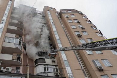 Могла вибухнути зарядна станція – у центрі Києва спалахнула пожежа у квартирі багатоповерхівки (фото)