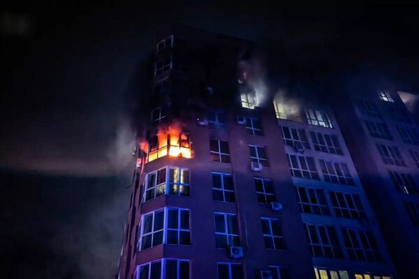 Cталась пожежа в багатоповерхівці на Київщині: з будинку евакуювали 150 осіб - фото