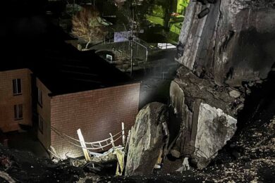 Ворожий удар дронами і ракетами по Києву: є жертви і поранені, частина міста – без світла