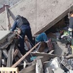 З-під завалів багатоповерхівки у Добропіллі вдалося дістати живим чоловіка – рятувальники працювали під загрозою повторного удару (фото, відео)