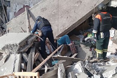 З-під завалів багатоповерхівки у Добропіллі вдалося дістати живим чоловіка – рятувальники працювали під загрозою повторного удару (фото, відео)