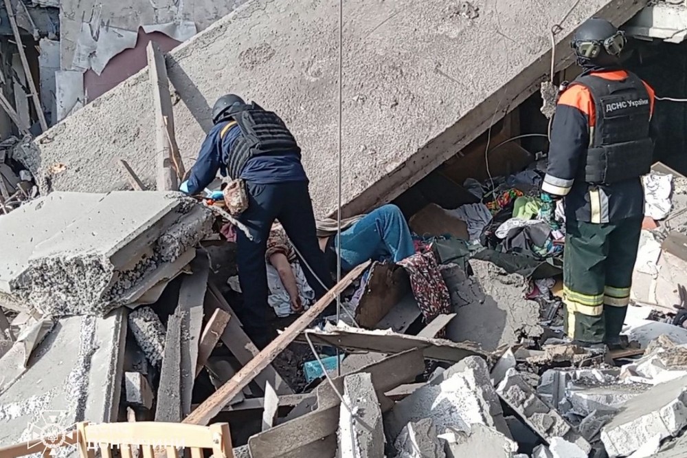 photo 2025 11 04 14 07 52 З-під завалів багатоповерхівки у Добропіллі вдалося дістати живим чоловіка – рятувальники працювали під загрозою повторного удару (фото, відео)