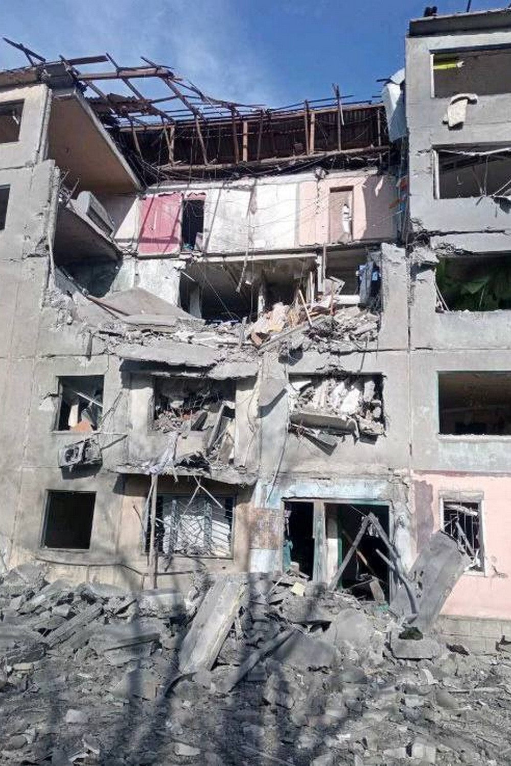 photo 2025 11 04 14 07 55 З-під завалів багатоповерхівки у Добропіллі вдалося дістати живим чоловіка – рятувальники працювали під загрозою повторного удару (фото, відео)