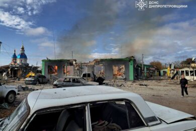 Ворог скинув КАБи на центр Покровського на Дніпропетровщині: є загиблі та поранені, серед них поліцейський (фото)