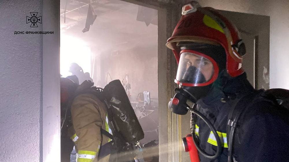 Зарядна станція вібухнула в офісі в Івано-Франківську, є постраждалі (фото) Зарядна станція вібухнула в офісі в Івано-Франківську, є постраждалі (фото)