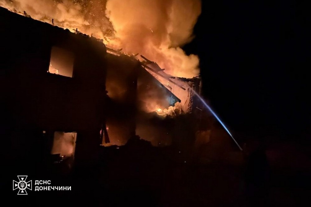 photo 2025 11 08 10 55 36 12 годин боролися з вогнем під загрозою повторних ударів рятувальники на Донеччині (фото)