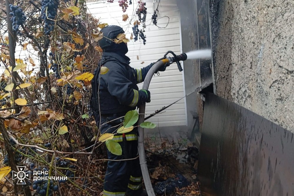 photo 2025 11 08 10 55 37 (4) 12 годин боролися з вогнем під загрозою повторних ударів рятувальники на Донеччині (фото)
