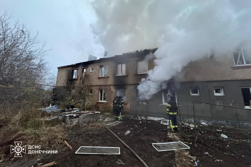 photo 2025 11 08 10 55 37 (5) 12 годин боролися з вогнем під загрозою повторних ударів рятувальники на Донеччині (фото)
