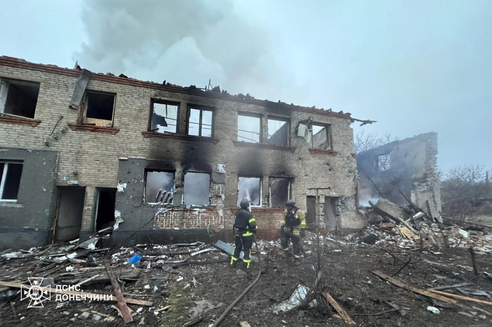 photo 2025 11 08 10 55 38 12 годин боролися з вогнем під загрозою повторних ударів рятувальники на Донеччині (фото)