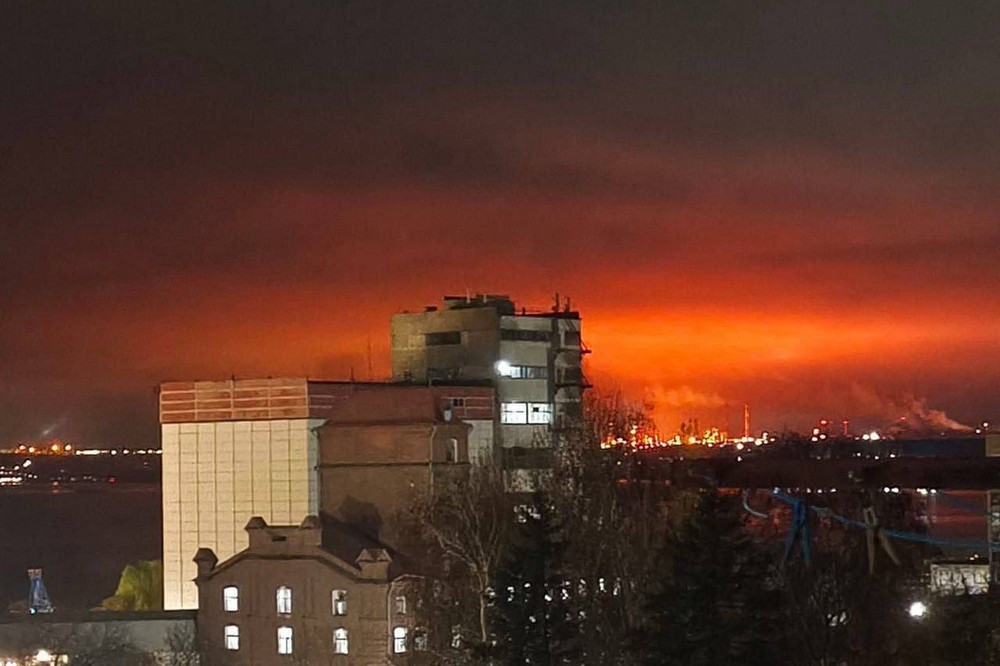 Офіційно! Сили оборони уразили Саратовський НПЗ, термінал у Феодосії і низку об’єктів на ТОТ Донеччини! (відео) 1 Офіційно! Сили оборони уразили Саратовський НПЗ, термінал у Феодосії і низку об’єктів на ТОТ Донеччини! (відео)