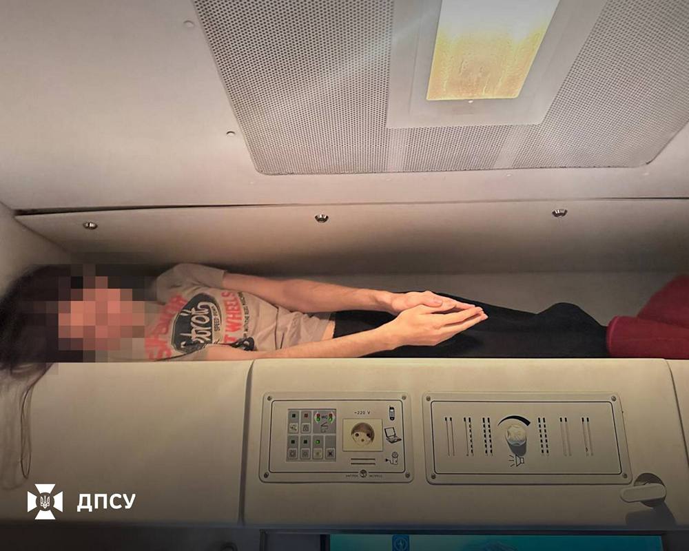 Ховалися в ніші для ковдр: викрито канал незаконного переправлення чоловіків через кордон у поїздах