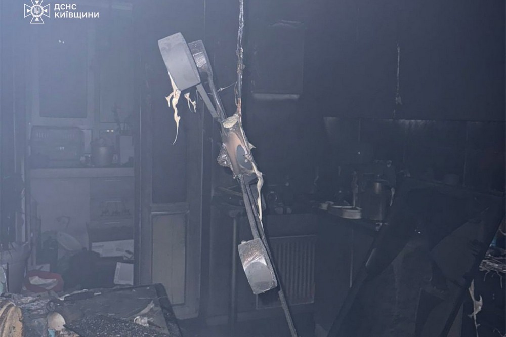 В селі Новосілки на Київщині вибухнув зарядний пристрій. Через вибух постраждала родина з двома дітьми.