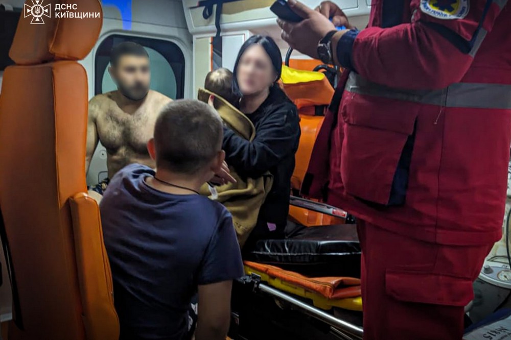 В селі Новосілки на Київщині вибухнув зарядний пристрій. Через вибух постраждала родина з двома дітьми.