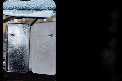 Уламок ледь не потрапив у серце – телефон побратима врятував бійця під час штурму