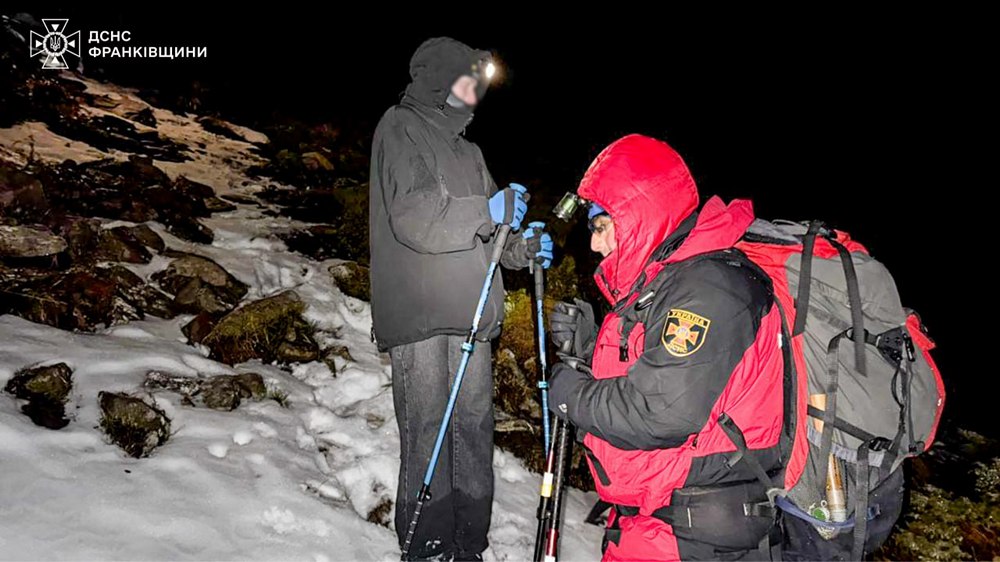 Туристи заблукали поблизу гори Говерла – надзвичайники врятувала людей Туристи заблукали поблизу гори Говерла – надзвичайники врятувала людей