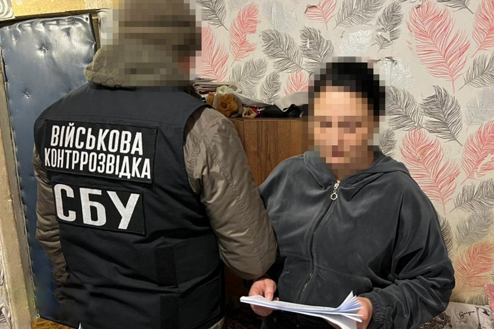 Агентка ГРУ встановлювала «радіомаячки» для навігації російських дронів та ракет на півночі України – її затримала СБУ 1 Агентка ГРУ встановлювала «радіомаячки» для навігації російських дронів та ракет на півночі України – її затримала СБУ