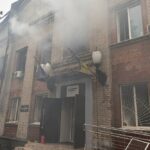 У Дніпрі загорілася будівля «Суспільне» і «Українського Радіо», атаковано транспортну інфраструктуру, затримуються потяги (фото, відео)