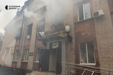У Дніпрі загорілася будівля «Суспільне» і «Українського Радіо», атаковано транспортну інфраструктуру, затримуються потяги (фото, відео)