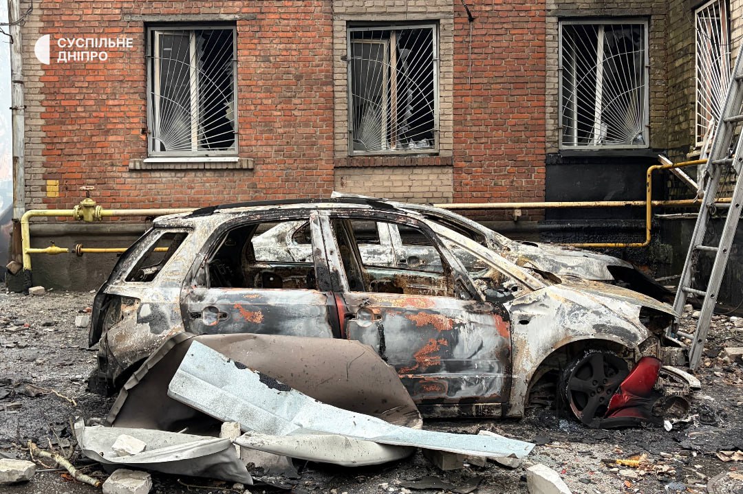 photo 2025 11 18 07 27 14 (3) У Дніпрі загорілася будівля «Суспільне» і «Українського Радіо», атаковано транспортну інфраструктуру, затримуються потяги (фото, відео)