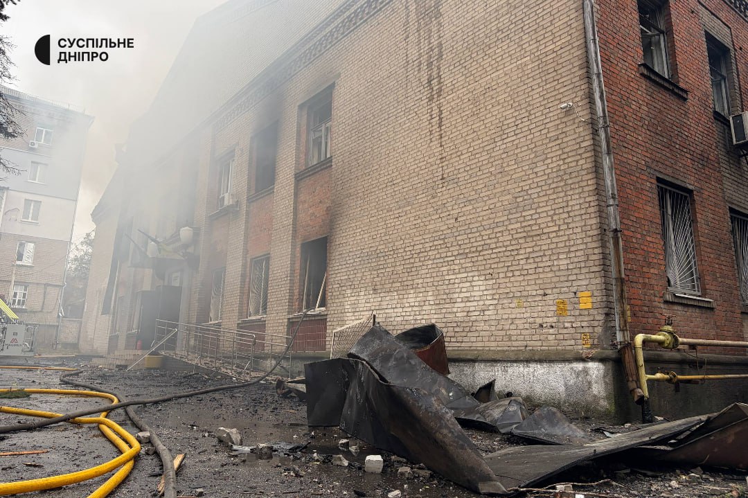 photo 2025 11 18 07 27 14 У Дніпрі загорілася будівля «Суспільне» і «Українського Радіо», атаковано транспортну інфраструктуру, затримуються потяги (фото, відео)