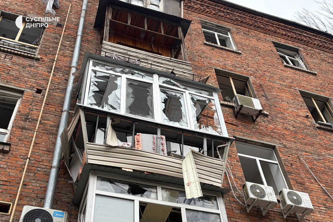 photo 2025 11 18 07 33 45 У Дніпрі загорілася будівля «Суспільне» і «Українського Радіо», атаковано транспортну інфраструктуру, затримуються потяги (фото, відео)