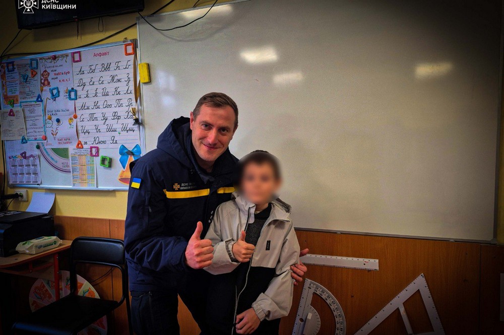 Вперше в житті їхав у авто ДСНС: на Київщині рятувальники допомогли розгубленому школяру Вперше в житті їхав у авто ДСНС: на Київщині рятувальники допомогли розгубленому школяру