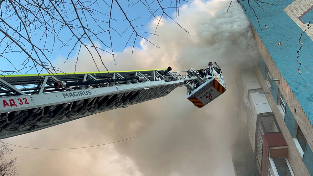 Армія РФ вдарила по Тернополю під час масованої повітряної атаки 19 листопада. Удари прийшлися по житловій забудові і інфраструктурі. Наслідки дуже серйозні. Загинули люди, багато поранених. Кількість постраждалих зростає… Армія РФ вдарила по Тернополю під час масованої повітряної атаки 19 листопада. Удари прийшлися по житловій забудові і інфраструктурі. Наслідки дуже серйозні. Загинули люди, багато поранених. Кількість постраждалих зростає…