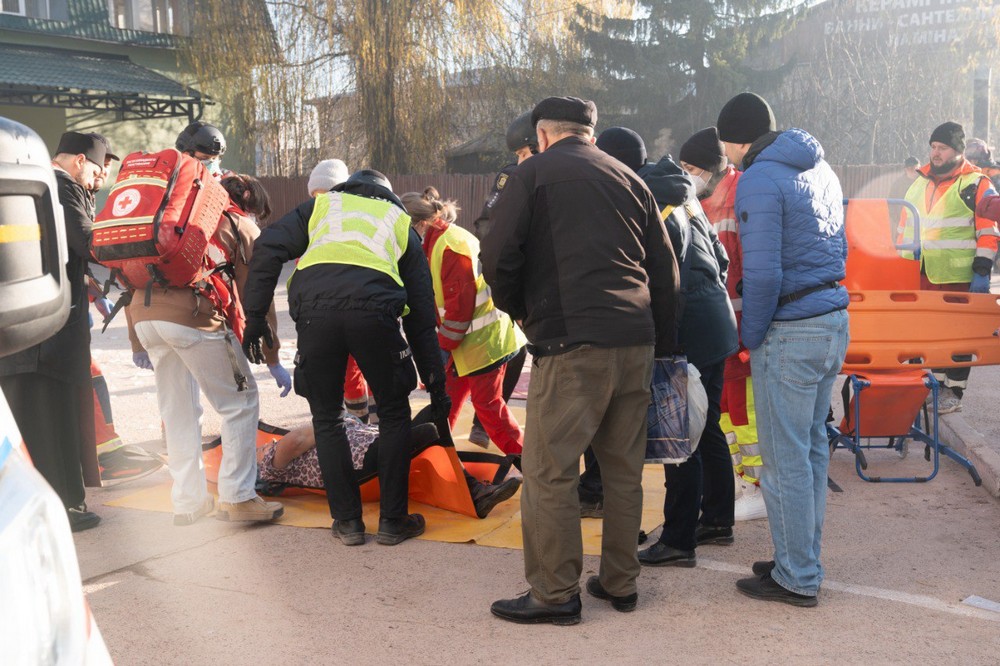 Багато загиблих і поранених, вміст хлору в повітрі підвищено в 6 разів: армія РФ вдарила по Тернополю (фото, відео)