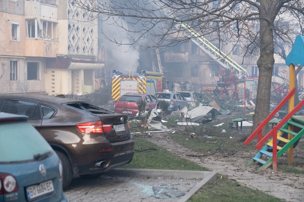 Багато загиблих і поранених, вміст хлору в повітрі підвищено в 6 разів: армія РФ вдарила по Тернополю (фото, відео)