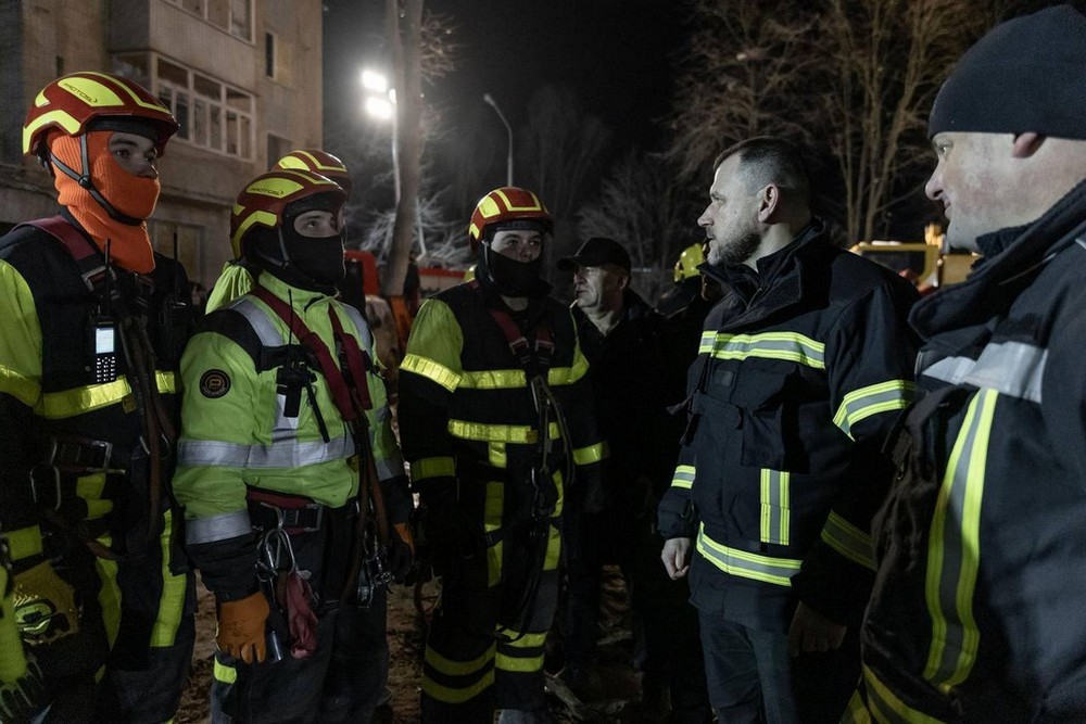 Ракетний удар по Тернополю: люди від жаху стрибали з вікон, багато зниклих безвісти – що відомо станом на ранок 20 листопада (фото, відео) Ракетний удар по Тернополю: люди від жаху стрибали з вікон, багато зниклих безвісти – що відомо станом на ранок 20 листопада (фото, відео)