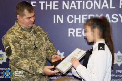 Підлітків з Дніпропетровщини і Черкащини, які відмовилися працювати на ворога, нагородили правоохоронці (фото)