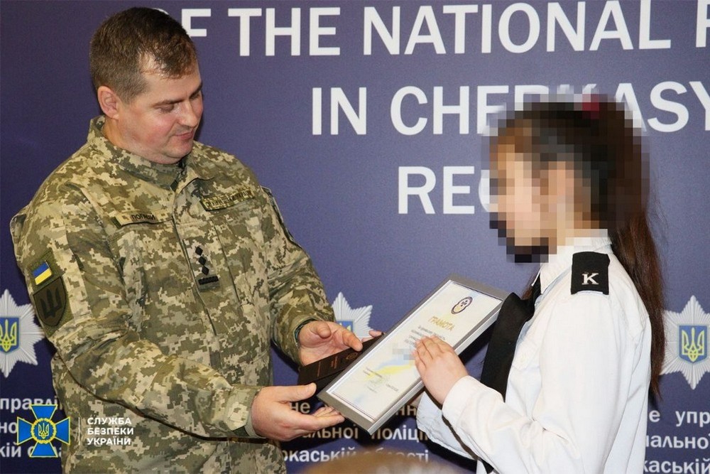 Підлітків з Дніпропетровщини і Черкащини, які відмовилися працювати на ворога, нагородили правоохоронці (фото) 1 Підлітків з Дніпропетровщини і Черкащини, які відмовилися працювати на ворога, нагородили правоохоронці (фото)