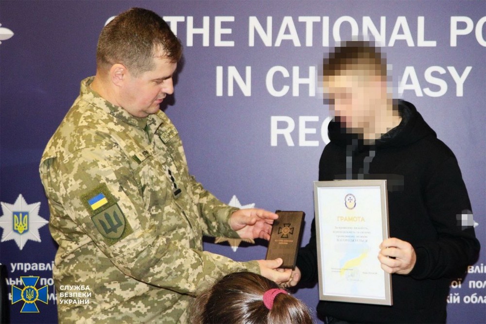 Підлітків з Дніпропетровщини і Черкащини, які відмовилися працювати на ворога, нагородили правоохоронці (фото)
