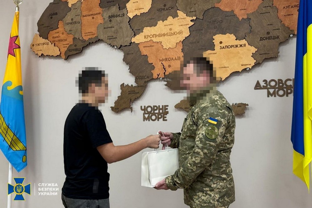 Підлітків з Дніпропетровщини і Черкащини, які відмовилися працювати на ворога, нагородили правоохоронці (фото)