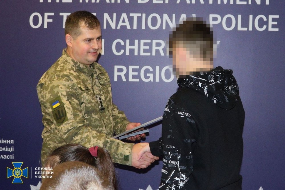 Підлітків з Дніпропетровщини і Черкащини, які відмовилися працювати на ворога, нагородили правоохоронці (фото)