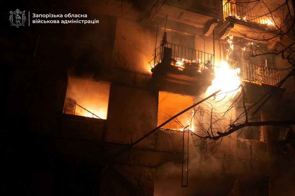 Близько 20 поранених, сльози і нові руйнування – ворог масовано атакував Запоріжжя (фото, відео) Близько 20 поранених, сльози і нові руйнування – ворог масовано атакував Запоріжжя (фото, відео)