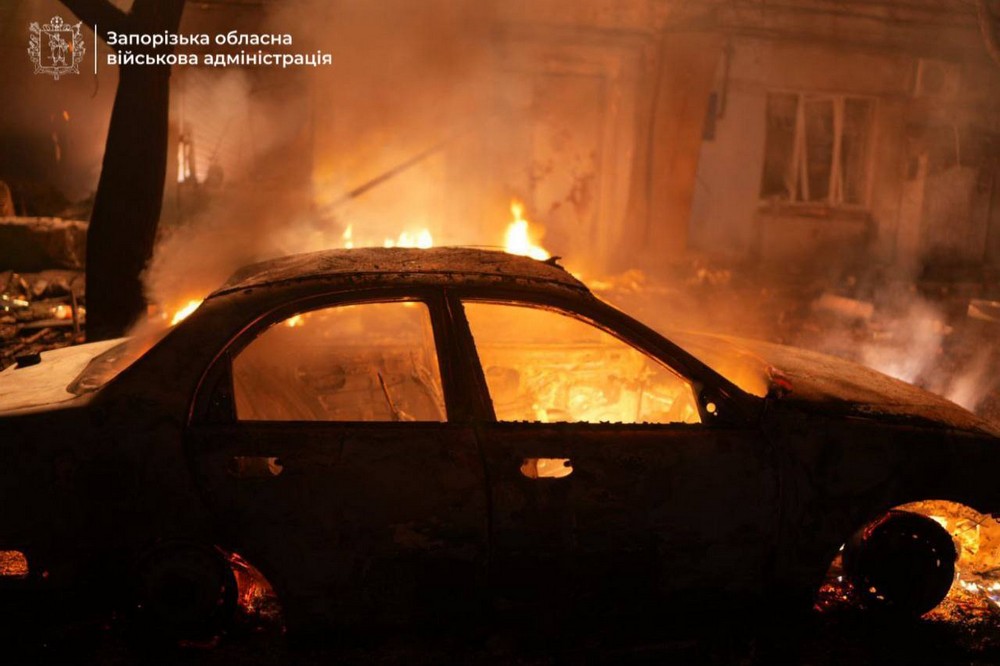 Близько 20 поранених, сльози і нові руйнування – ворог масовано атакував Запоріжжя (фото, відео) Близько 20 поранених, сльози і нові руйнування – ворог масовано атакував Запоріжжя (фото, відео)